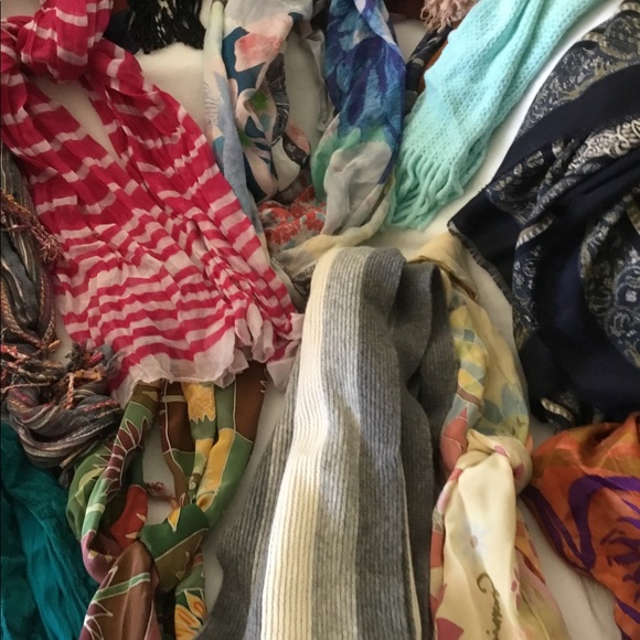 22 SCARVES! Various sizes, fabrics and styles! A complete Scarf Wardrobe! - Picture 7 of 10